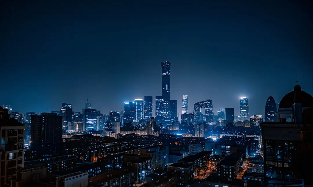 Eine moderne chinesische Stadtsilhouette als Sinnbild für Technologie und Geschäft
