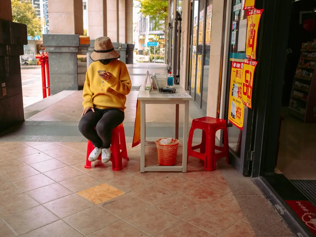 數位遊牧者在中國咖啡店遠端工作的場景