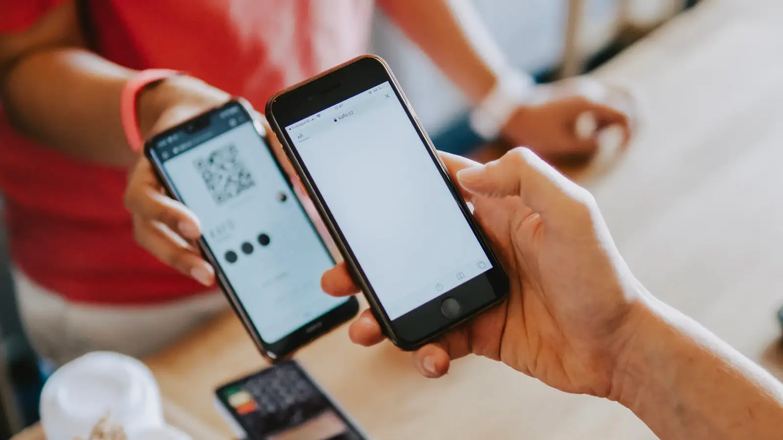 Zwei Smartphones mit Alipay- und WeChat-Pay-Zahlungs-QR-Codes
