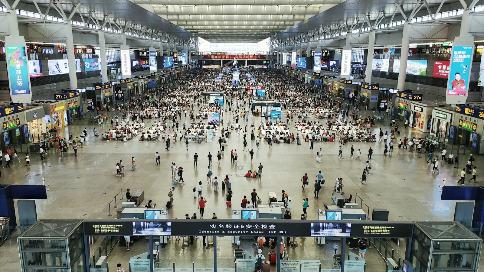 パスポートコントロールの案内表示がある中国主要空港の国際線到着ロビー