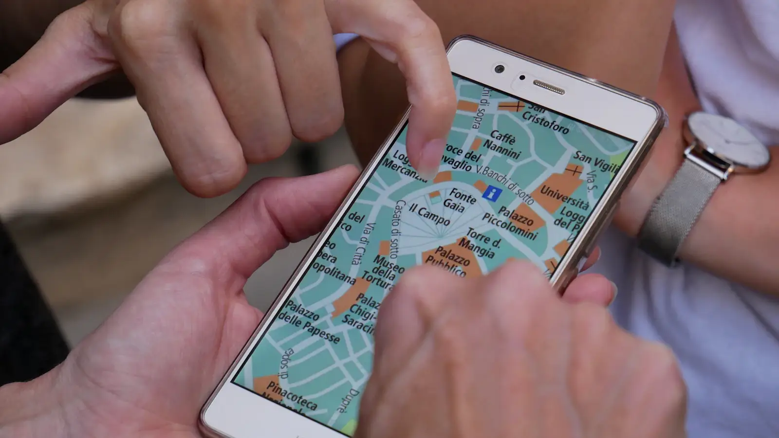 中国旅行の準備中にスマートフォンでアプリを確認する旅行者