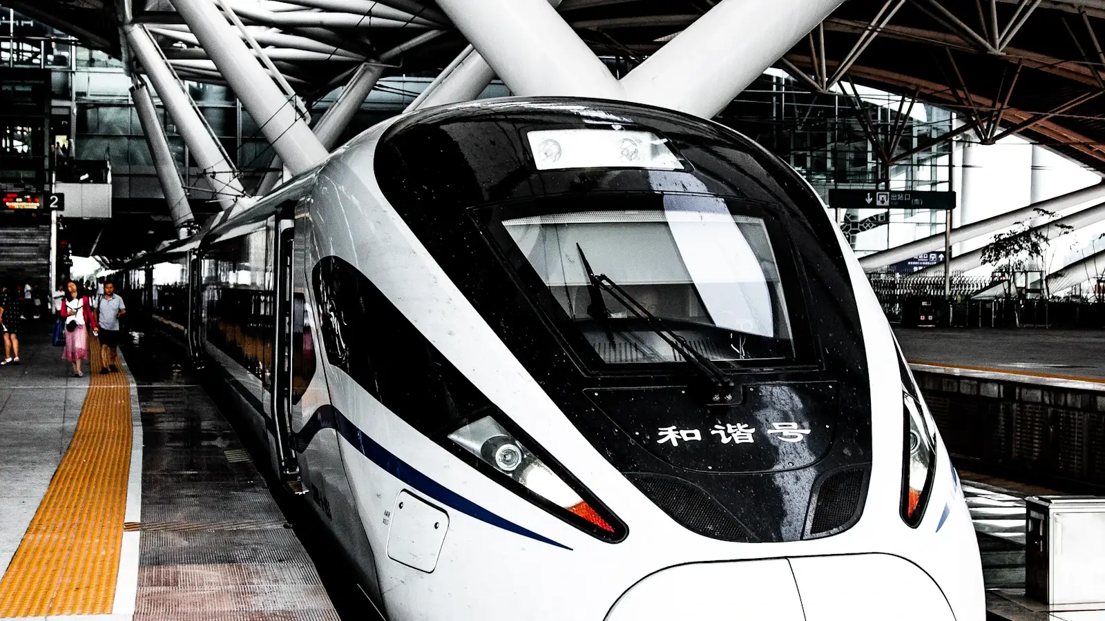 Kereta api laju China di stesen moden