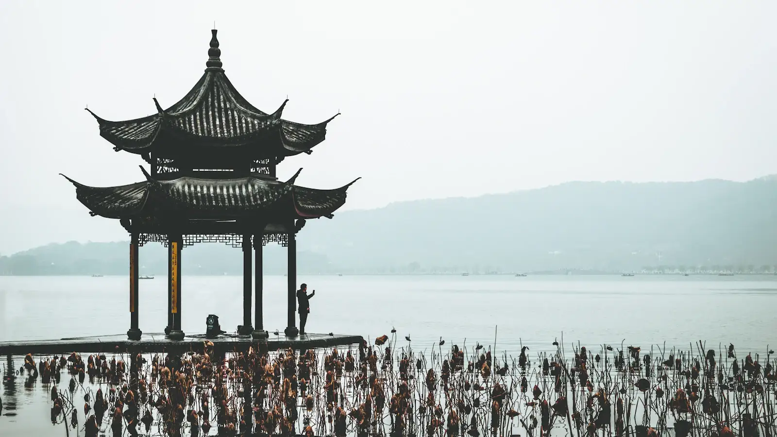 Hangzhou West Lake mit traditionellem Gartenpavillon