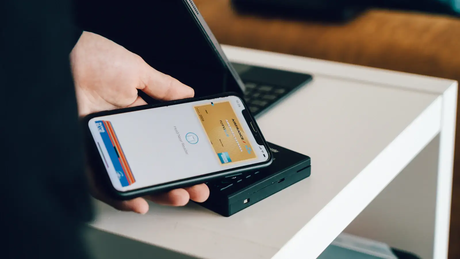 Cartes Visa et Mastercard étrangères posées sur une table