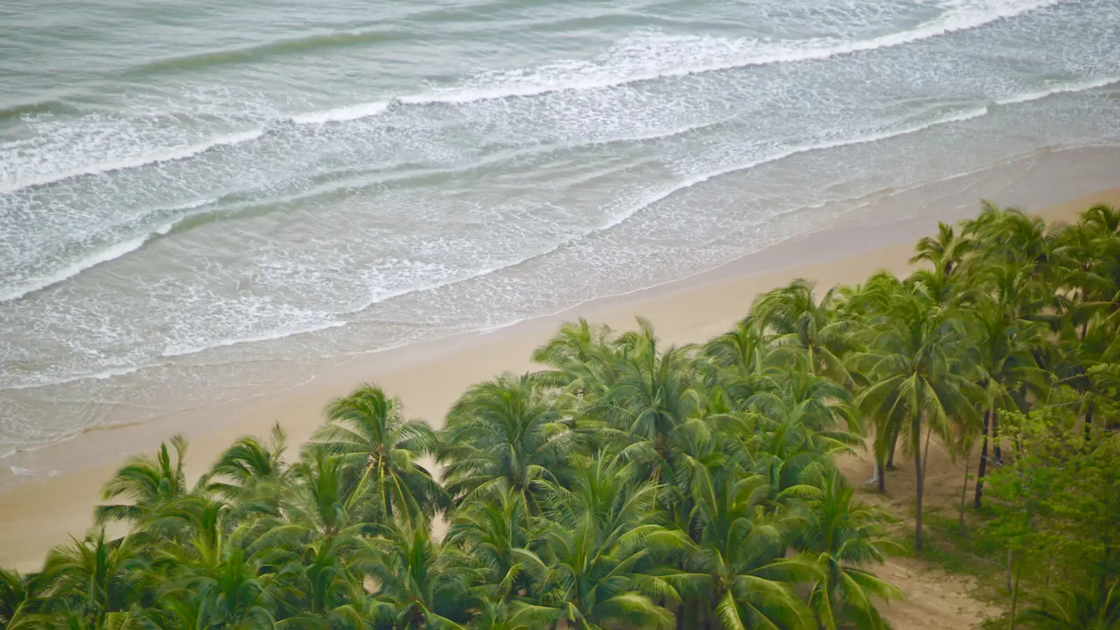 Playa tropical de Sanya en la isla de Hainan