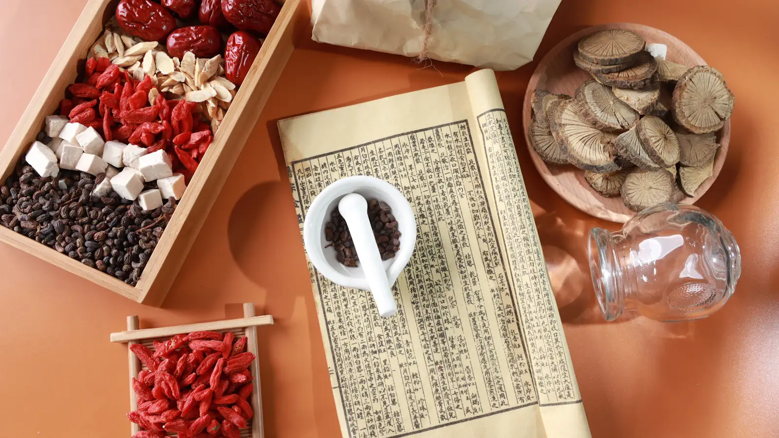 TCM-Klinik mit Kräuterschrank und Beratungsbereich