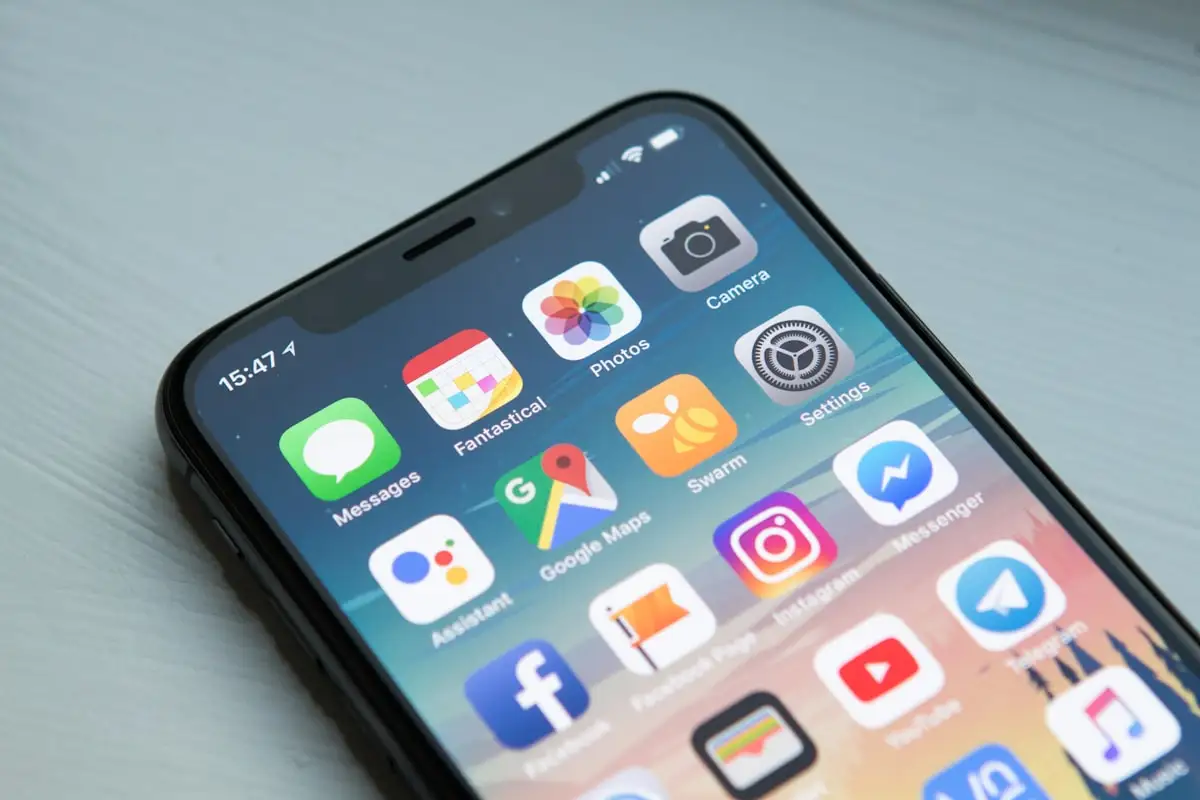 顯示中國旅行必備 App 圖示的智慧型手機